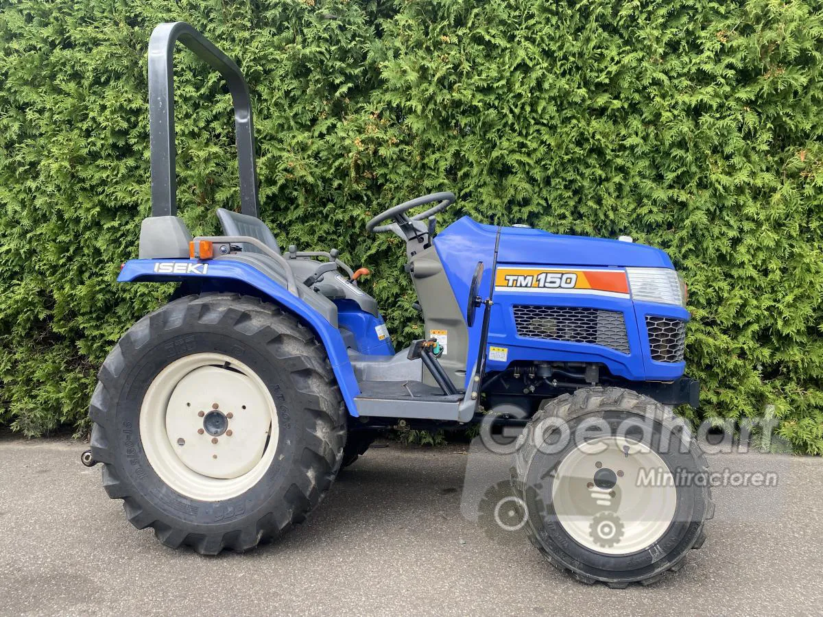 Mini tractor Iseki TM150 op Industriebanden.